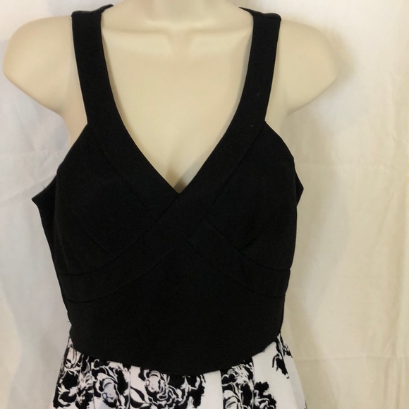 Black and white sleeveless dress with Roses👗🌹 - Picture 6 of 8